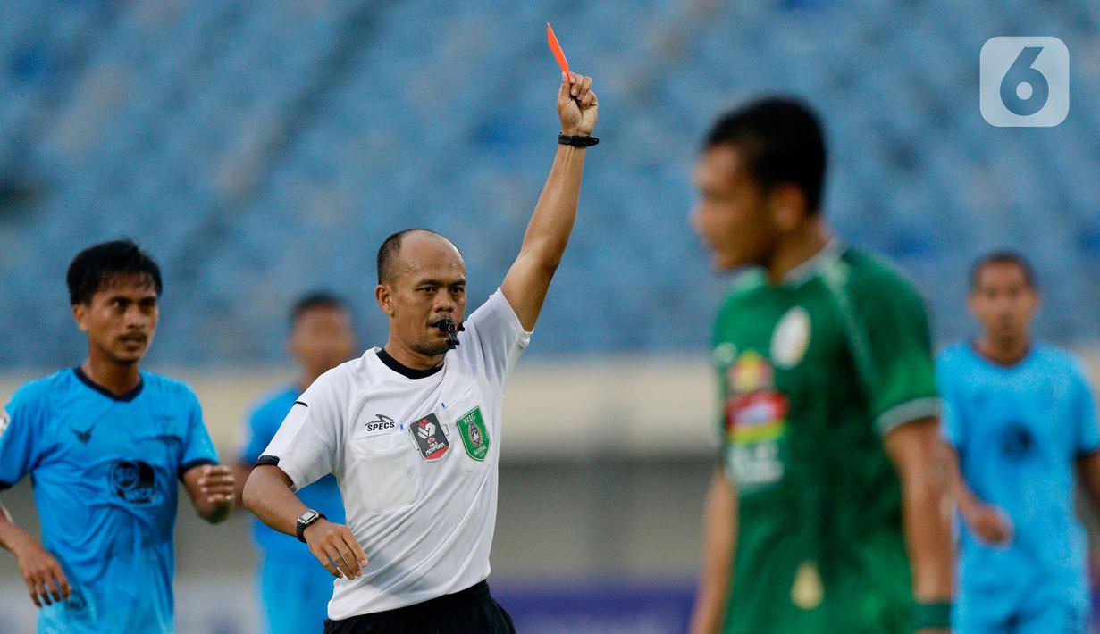 Wasit Ginanjar Rahman Latief memberikan kartu merah kepada pemain PSS Sleman, Fabiano Beltrame, saat melawan Persela Lamongan pada laga Piala Menpora 2021 di Stadion Si Jalak Harupat, Bandung, Minggu (28/3/2021). PSS Sleman bermain imbang atas Persela Lamongan 0-0. (Bola.com/M Iqbal Ichsan)