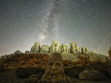 Patung-patung kuno terlihat saat hujan meteor Perseid di puncak Gunung Nemrut di tenggara Turki,Senin, 12 Agustus 2024. (AP Photo/Emrah Gurel)