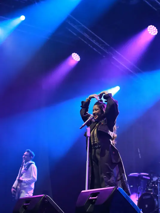 Tiara tampil interaktif menyapa penonton. Ia memberi hati besar sebagai tanda cinta. [Adrian Putra/Fimela.com]