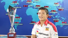 Pebalap GP2, Rio Haryanto membawa piala yang ia dapatkan usai memenangi GP2 Series di Sirkuit Silverstone, Inggris saat berkunjung ke SCTV Tower di Jakarta, Jumat (8/1/2015). (Bola.com/Vitalis Yogi)