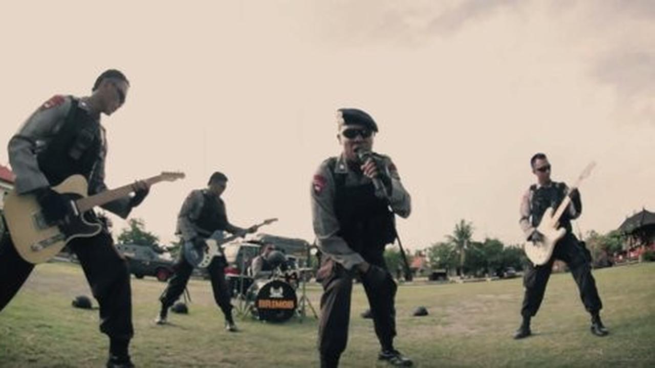 Bikin band rock, lima anggota Brimob curhat lewat lirik lagu