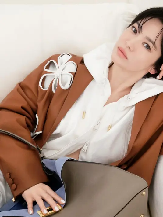 Ia kenakan dua busana berbeda untuk pemotretan tersebut. Dimulai dengan pakaian serba putih yang kasual menjadi outfit layering yang stylish. [@kyo1122]