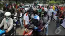 Para pengendara motor beramai-ramai memasuki jalur busway untuk menghindari kemacetan yang lebih parah, Jakarta, Senin (18/8/2014) (Liputan6.com/Miftahul Hayat)