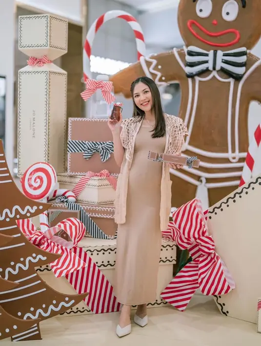 Di sebuah acara brand kecantikan, Jessica Mila memancarkan kecantikan naturalnya dengan baby bump yang semakin besar. Ia mengenakan dress kaus berwarna cokelat, ditumpuk dengan outer jaring yang senada. [Foto: Instagram/jscmila]