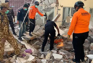 Anggota Tim SAR gabungan mengevakuasi korban terdampak gempa bumi berkekuatan magnitudo 7,7 di Maumere, Nusa Tenggara Timur, Sabtu, 15 Agustus 2026. (Basarnas)