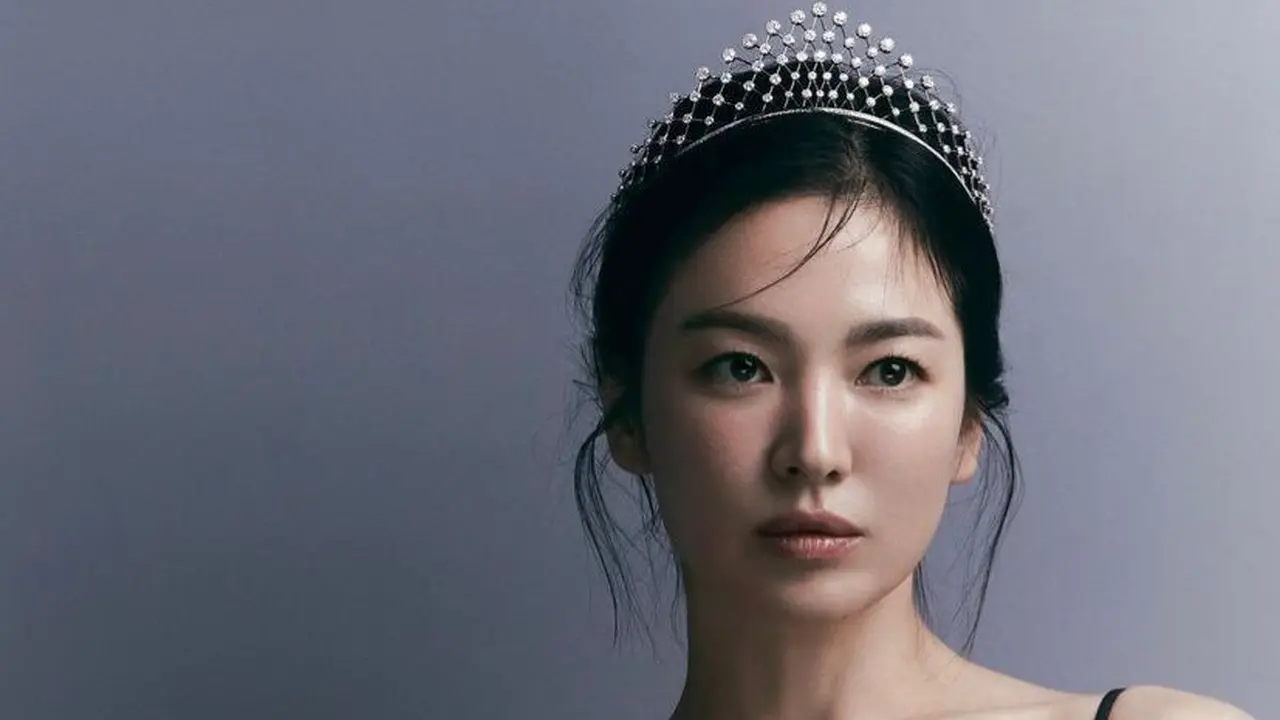 Song Hye Kyo Pancarkan Keanggunan Bak Ratu di Pemotretan Terbaru, Pakai Mahkota Senilai Rp6 M