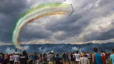 Atraksi dari Skuad Frecce Tricolori asal Italia saat pertunjukkan udara "Airpower 16" di Zeltweg, Austria, Jumat (2/9). (AFP Photo/Erwin Scheriau)