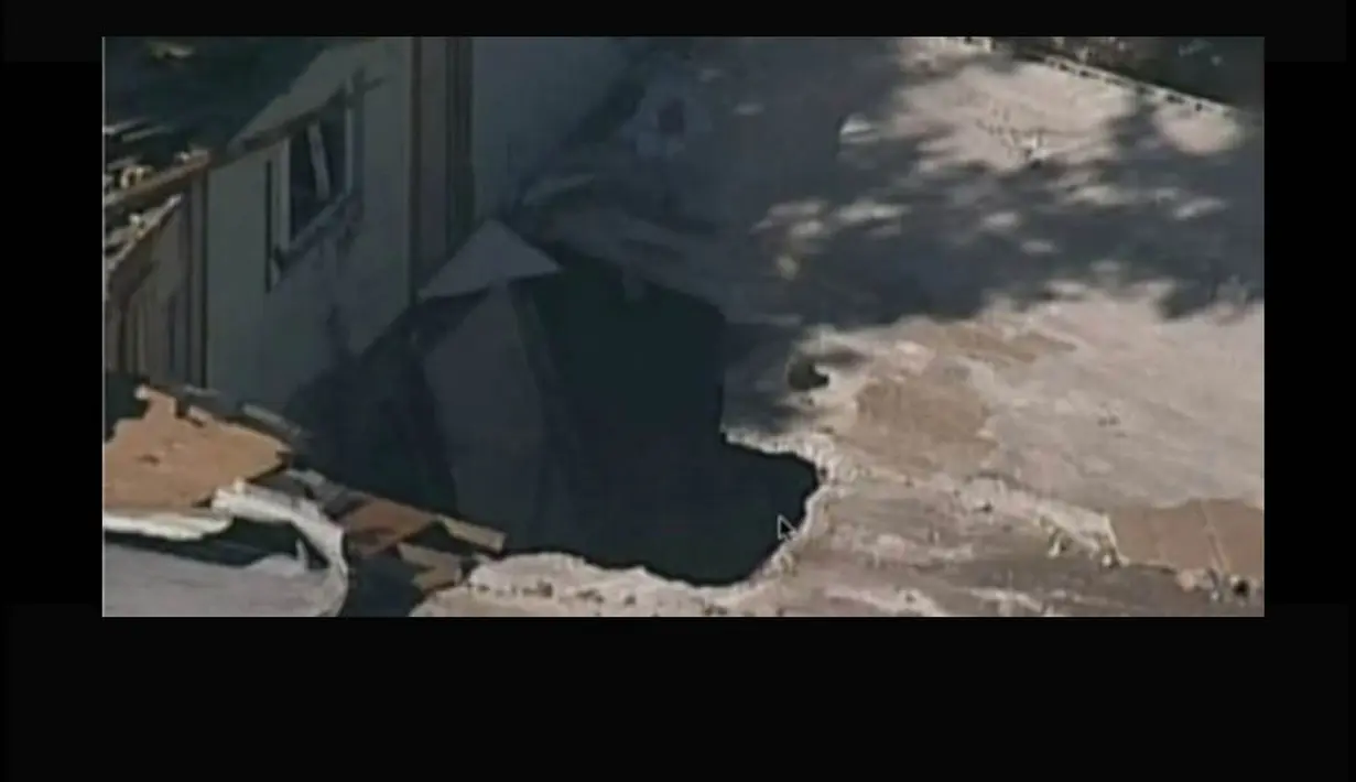 Sinkhole di Negara Bagian Florida, Amerika Serikat ini terjadi pada 28 February 2013. Lubang tersebut merenggut nyawa seorang pria bernama Jeff Bush yang hingga kini belum  ditemukan. (Istimewa)