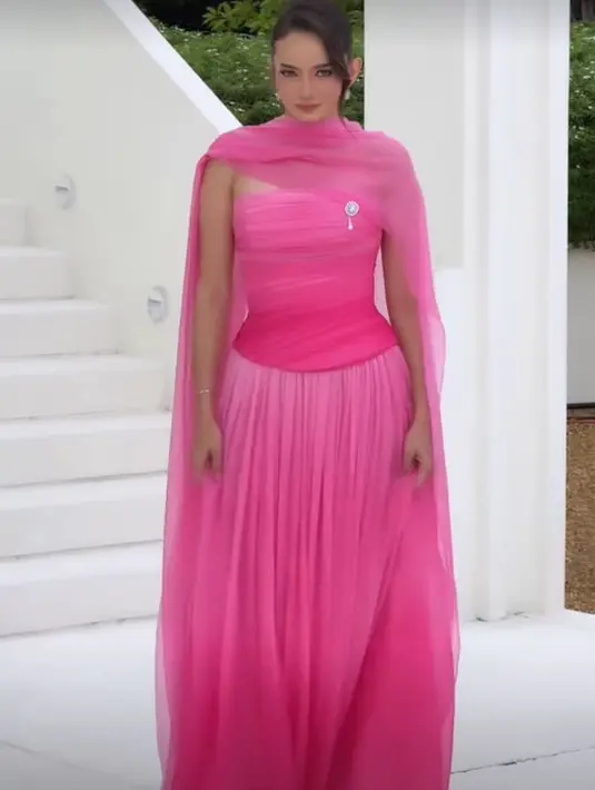 Pesona anggun yang berbeda ditampilkan Enzy Storia dalam balutan dress Pamela Usanto [@rhay_david]