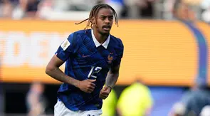 Pemain Prancis, Bradley Barcola, merayakan gol kedua timnya dalam pertandingan babak 32 besar Piala Dunia 2026 melawan Swedia di East Rutherford, New Jersey, dekat New York, Rabu (1/7/2026). (AP Photo/Frank Franklin II)