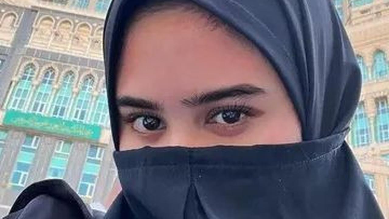 1. Tissa Biani tampil beda pakai cadar saat umrah pada November 2022 lalu. Ada yang memuji, namun ada juga yang mengomentari penampilan Tissa karena rambutnya masih terlihat.