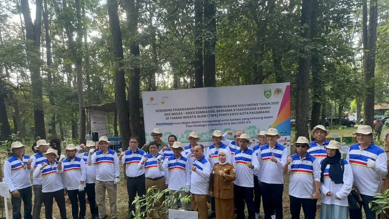 Kepala SKK Migas Dwi Soetjipto melakukan penanaman pohon di Taman Wisata Alam Punti Kayu sebagai bagian program penanaman pohon hulu migas di Wilayah Sumatera Bagian selatan sebanyak 444 ribu pohon di tahun 2023.(Dok SKK Migas)