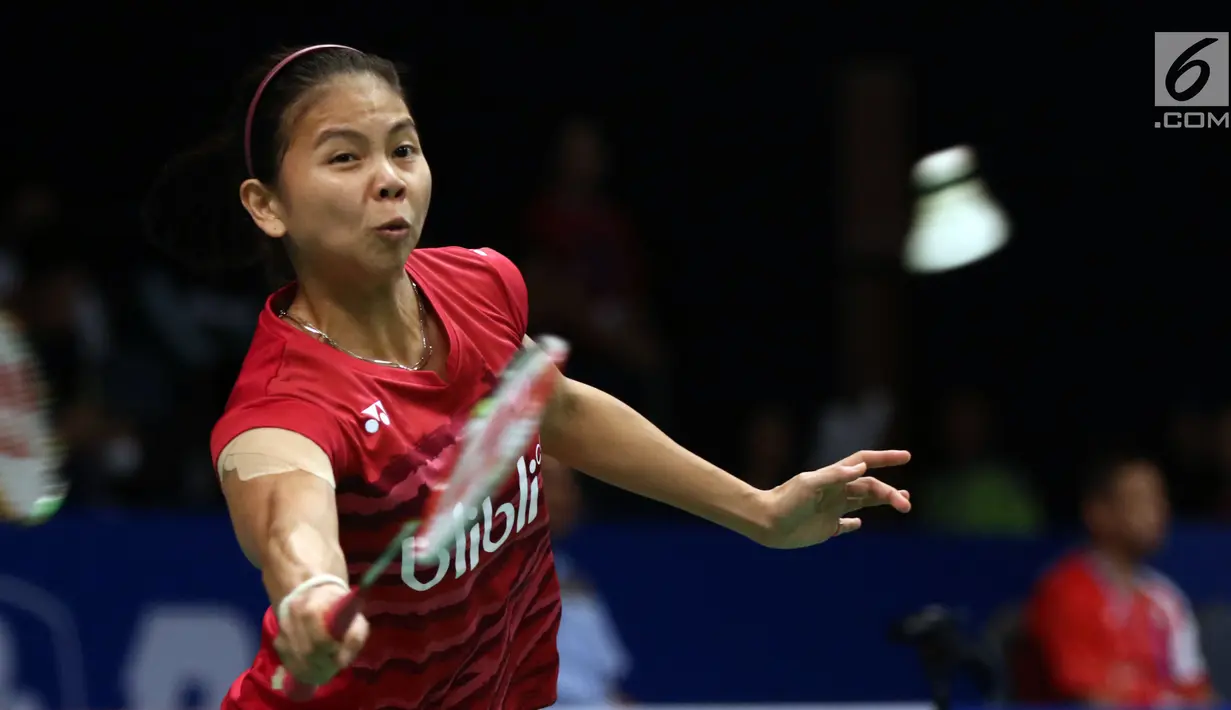 Ganda Putri Indonesia, Greysia Polii mengembalikan kok ke arah Chang Ye Na/Lee So Hee (Korsel) di Babak Kedua Indonesia Open 2017, Jakarta, Kamis (15/6). Greysia/Apriyani kalah 18-21, 14-21. (Liputan6.com/Helmi Fithriansyah)