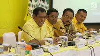 Ketua Harian Golkar, Nurdin Halid dan jajaran petinggi partai menggelar rapat pleno di kantor DPP Golkar, Jakarta, Selasa (21/11). Rapat digelar sebagai sikap atas penahanan Setya Novanto, yang menjadi tersangka kasus e-KTP. (Liputan6.com/Angga Yuniar)