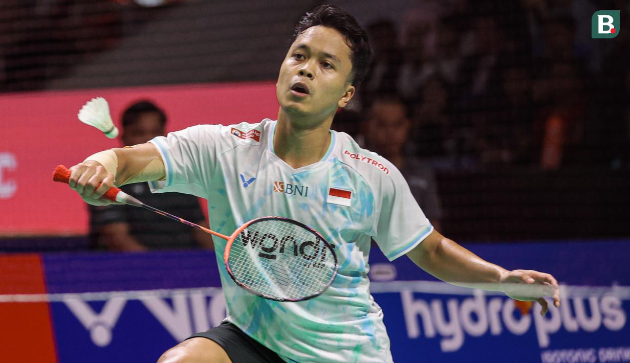 Aksi Anthony Ginting saat melawan wakil Belgia, Julien Carraggi pada babak 32 besar Indonesia Masters 2026 di Istora Senayan, Jakarta, Rabu (21/1/2026). (Bola.com/Abdul Aziz)