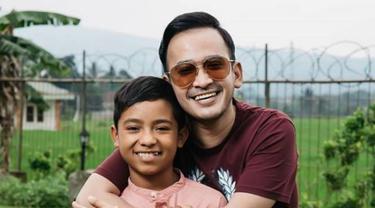 Ruben Onsu bersama anak angkatnya, Betrand Peto (Foto: Instagram/@betrandpeto)