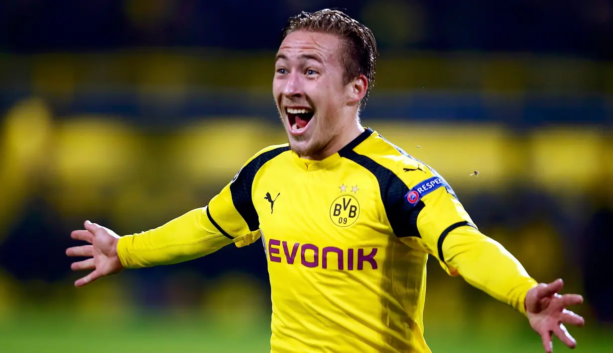Gelandang Dortmund Felix Passlack melakukan selebrasi setelah mencetak gol ke gawang Legia Warszawa pada pertandingan Grup F Liga Champiosn di Signal Iduna Park, Jerman (23/11). Dortmund menang telak atas Legia dengan skor 8-4. (REUTERS/Wolfgang Rattay)