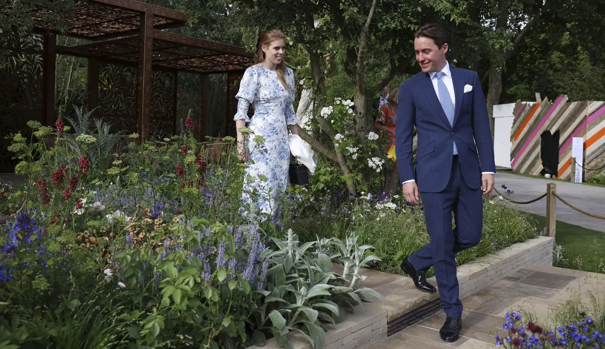 Putri Inggris Beatrice dan suaminya Edoardo Mapelli Mozzi saat dikunjungi anggota keluarga kerajaan ke RHS Chelsea Flower Show 2022 di Royal Hospital Chelsea, London, Inggris, 23 Mei 2022. (Dan Kitwood/Pool photo via AP)