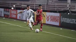 Bek Timnas Indonesia, Pratama Arhan berebut bola dengan bek Filipina, Simen Alexander dalam laga grup A Piala AFF 2022 di Stadion Rizal Memorial, Manila, Filipina, Senin (2/1/2023). Indonesia menang tipis atas Filipina dengan skor 2-1 dan lolos ke semifinal dengan status runner up menemani Thailand sebagai juara grup A. (Foto: Dok PSSI)