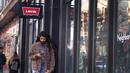 Sebuah papan nama tergantung di atas toko pakaian Levi's pada tanggal 29 Januari 2024 di Chicago, Illinois. (Scott Olson/Getty Images/AFP)