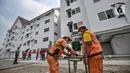Petugas PPSU menyiapkan tempat pencuci tangan di Kampung Susun Akuarium, Jakarta, Selasa (17/8/2021).  Kampung Susun Akuarium diharapkan dapat menjadi contoh penataan kampung di Ibu Kota berkonsep Community Action Plan (CAP) yang jauh dari kesan kumuh atau tak bersih.  (merdeka.com/Iqbal S. Nugroho)