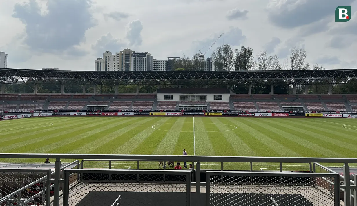 KLFA Stadium merupakan stadion hasil renovasi yang sebelumnya bernama Stadion Sepak Bola Cheras. Renovasi dilakukan mulai 2013 hingga 2018. Sejak 2018 Stadion Sepak Bola Cheras resmi berganti nama menjadi Stadion Sepak Bola Kuala Lumpur atau yang akrab disapa KLFA Stadium (Kuala Lumpur Footbal Stadium). (Bola.com/Zulfirdaus Harahap)