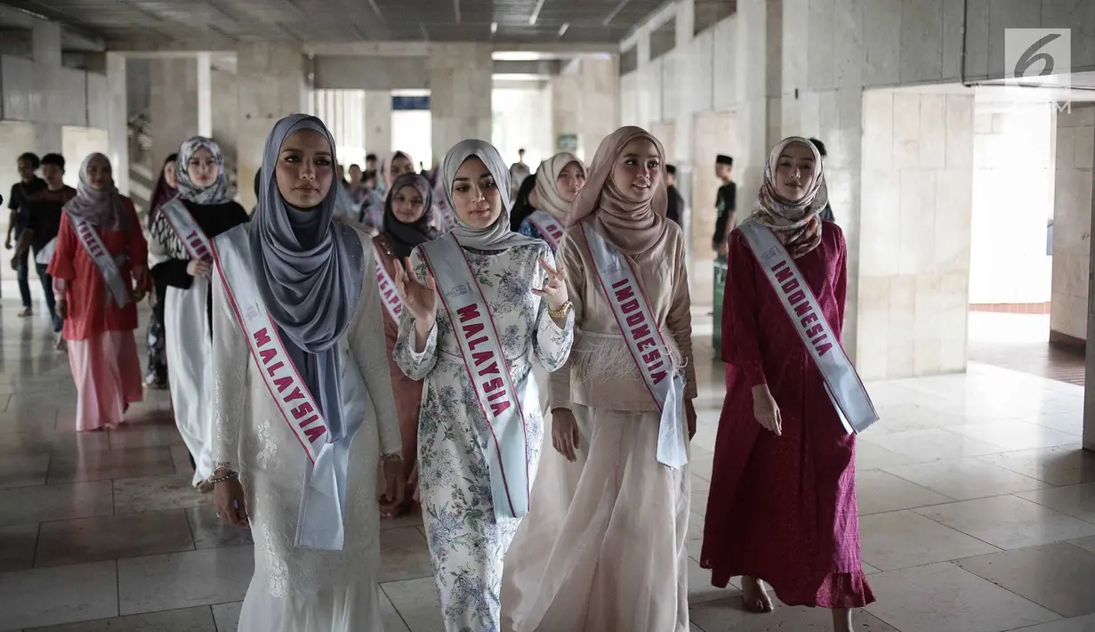 Peserta Puteri Muslimah Asia 2018 saat tour Mesjid Istiqlal, Jakarta, Kamis (3/4). Kontes kecantikan muslimah Asia ini diikuti 6 negara, di antaranya Turki, Malaysia, Singapura, Brunei, Timor Leste dan Indonesia.  (Liputan6.com/Faizal Fanani)