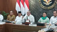 Menteri Koordinator Bidang Pangan, Zulkifli Hasan rapat terkait koperasi Desa Merah Putih di Kantor Kemenko Pangan, Jakarta, Senin (29/9/2025). (Liputan6.com/Arief)