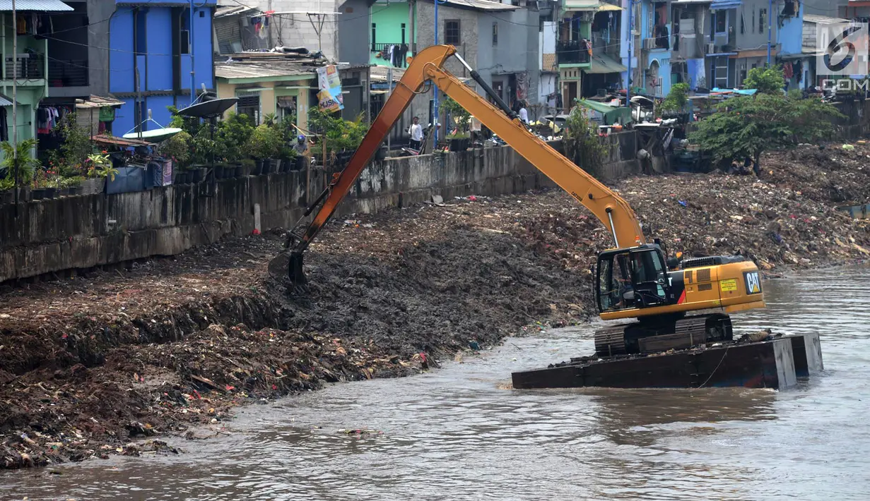 Alat berat mengeruk endapan material lumpur dari Kanal Banjir Barat di Kawasan Roxy, Jakarta, Sabtu (21/4). Selain mencegah pendangkalan, pengerukan juga dilakukan untuk mengantisipasi banjir. (Merdeka.com/Imam Buhori)