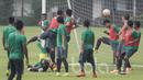 Suasana kemelut di depan gawang saat internal game Timnas Indonesia U-22 di Lapangan SPH Karawaci, Banten, Rabu (10/5/2017). (Bola.com/Vitalis Yogi Trisna)