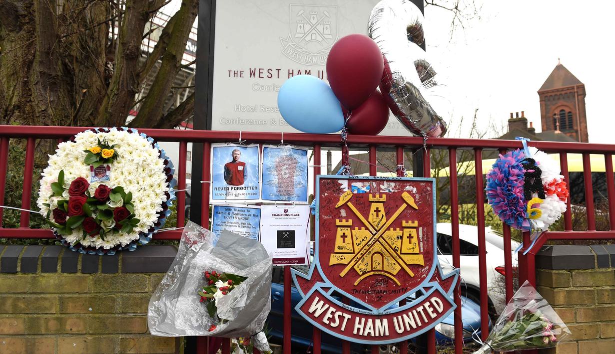 Karangan bunga untuk Legenda West Ham United, Bobby Moore dipajang diluar Stadion Upton Park sebelum laga melawan Sunderland pada lanjutan Liga Inggris di Stadion Upton Park, Sabtu (27/2/2016). (Reuters / Tony O'Brien)