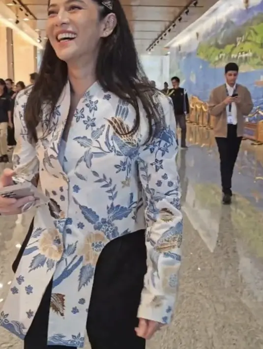 <p>Kebaya batik hadir dengan struktur unik, tampilkan kesempurnaan yang nyata. [Foto: Dian Sastrowardoyo/ Instagram]</p>