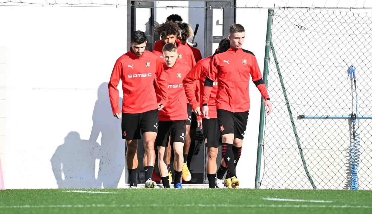 Para pemain Rennes bersiap mengikuti sesi latihan tim di Pusat Pelatihan Henri-Guerin di La Piverdiere di Rennes, Prancis barat (3/11/2020). Rennes akan bertanding melawan Chelsea pada grup E Liga Champions di Stamford Bridge, London. (AFP/Damien Meyer)