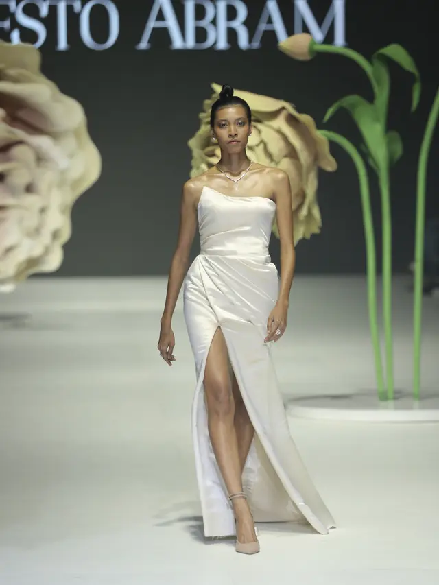 JFW 2024 Ditutup dengan Koleksi Busana Anggun dalam Dua Nuansa Berbeda oleh Ivan Gunawan dan Ernesto Abram