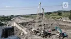 Aktivitas pembangunan Bendungan Cipamingkis di Desa Sukasirna, Jonggol, Jawa Barat, Minggu (1/8/2021). Pembangunan bendungan baru ini menggantikan bendungan lama yang jebol pada 2017 lalu. (merdeka.com/Iqbal S Nugroho)
