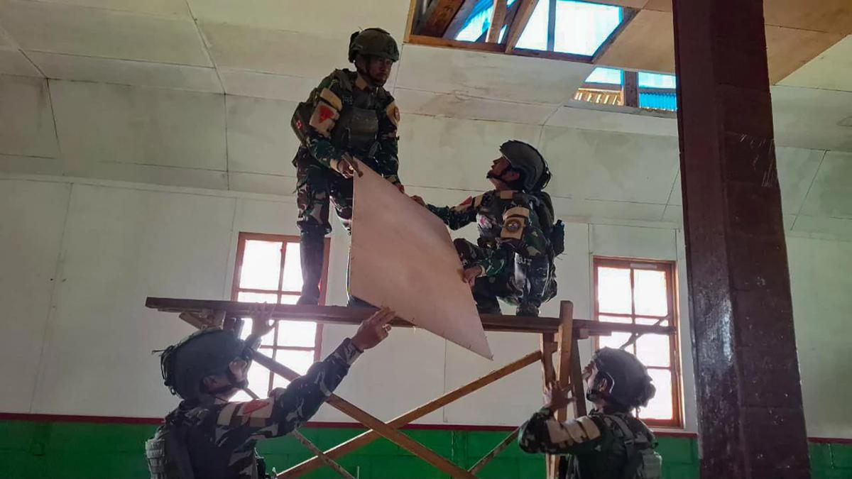 FOTO: Aksi Marinir Renovasi Gereja di Paniai Papua Jelang Natal 2025