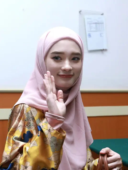 Dengan didampingi tim kuasa hukumnya, Inara Rusli tiba lebih dulu di ruang sidang perceraian. Tidak lama kemudian, Virgoun muncul mengenakan kemeja hijau dan kupluk, serta mengenakan kacamata hitam, dan didampingi oleh kuasa hukumnya. (Dream.com/Deki Prayoga)