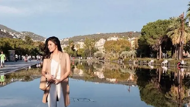 [Bintang] Klasik Chic, Outfit Liburan Naysila Mirdad Ini Cocok Dijadikan Inspirasi