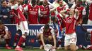 Ekspresi para pemain Arsenal ketika Piala FA terjatuh saat perayaan gelar juara di Stadion Wembley, London, Minggu (2/8/2020). Arsenal menjadi Juara Piala FA setelah menaklukkan Chelsea dengan skor 2-1. (Catherine Ivill/Pool via AP)