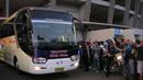 Bus para pemain Persib bersiap keluar usai latihan jelang laga final Piala Presiden 2015 menghadapi Sriwijaya FC di Stadion Utama Gelora Bung Karno, Jakarta, Sabtu (17/10/2015). (Bola.com/Arief Bagus)