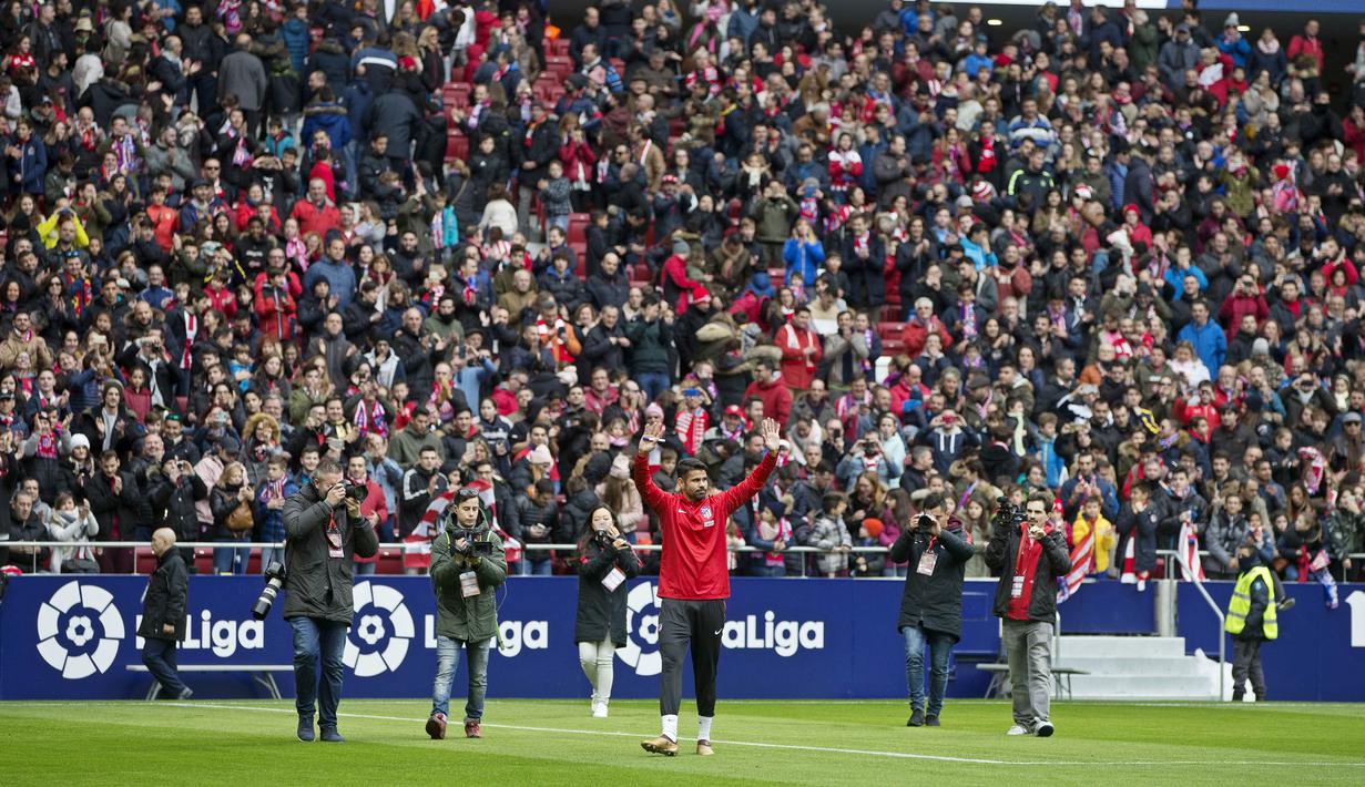 Striker Atletico Madrid, Diego Costa, menyapa suporter saat diperkenalkan di Stadion Wanda Metropolitan, Madrid, Minggu (31/12/2017). Diego Costa resmi kembali berseragam Atletico Madrid setelah terdepak dari Chelsea. (AP/Paul White)