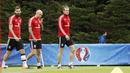 Joe Ledley, Ashley Williams dan Gareth Bale usai menjalani latihan di COSEC Stadium, Dinard, Prancis, (28/6/2016). (REUTERS/Gonzalo Fuentes)