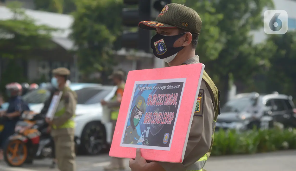 Petugas Satpol PP memegang poster himbauan kepada masyarakat tentang Covid-19, Jakarta, Jumat (6/11/2020). Upaya pemerintah tidak berhenti mengingatkan masyarakat untuk selalu mengenakan masker dan 3M agar terhindar dari bahaya penyebaran Covid-19 yang kini belum berakhir. (merdeka.com/Imam Buhori)