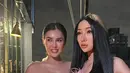 Di hari bahagia itu, Lucinta Luna tampil feminin dengan strapless dress berwarna pink dengan aksen faux fur di dada. [Foto: IG/lucintaluna_manjalita].