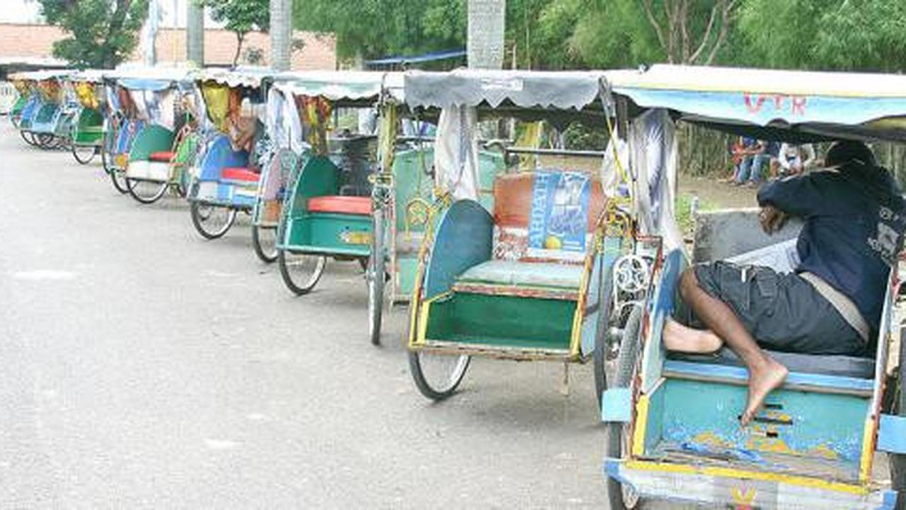 Kelakuan Bule ini jadi Sorotan, Asyik Gowes Becak yang Punya Malah jadi Penumpang