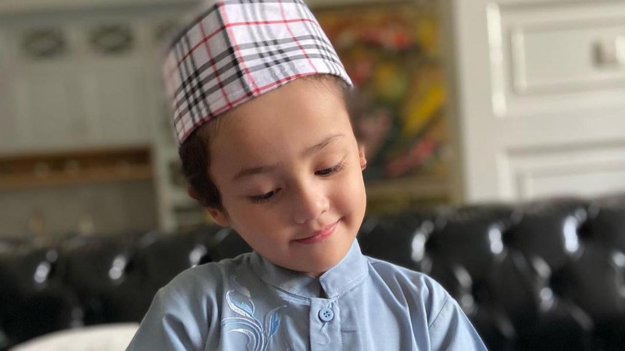 Di usianya sekarang, Saka sudah bisa menunjukan berbagai ekspresi. Saka juga sudah jago berpose di depan. Potretnya cute banget.