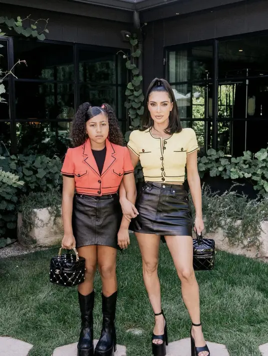 Kim Kardashian terlihat begitu memukau dengan gaya ala 90-an. Mengenakan platform, mini skirt, dan juga crop top, hadir sempurnakan gaya yang memukau. [Foto: Instagram/ Kim Kardashian]