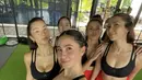 Jennifer Bachdim, Sabreena Dressler, Aghniny Haque, Shintya, dan Andrea Bimo, olahraga bersama dalam rangka peluncuran koleksi adidas SS25 Optime Collection. [Foto: Instagram/ Sabreenadressler]