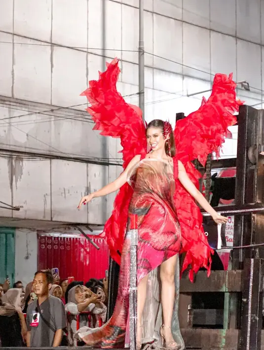Penampilan luar biasa Yuki Kato yang terbaru di gelaran Jember Fashion Carnaval 2023 juga menarik untuk disimak. Ia tampil penuh pesona dengan kostum yang tak kalah glamor nan dramatis bernuansa merah, lengkap dengan sayap super besar bak bidadari. [Foto: Instagram/yukikt]
