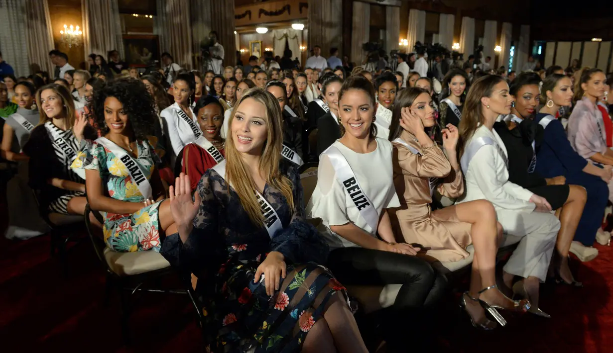 Para kontestan Miss Universe 2016 saat bertemu Presiden Filipina, Rodrigo Duterte di Istana Presiden Manila, Filipina (23/1). 84 kontestan bertemu dengan Rodrigo Duterte yang dikenal sadis terhadap bandar narkoba. (AFP Photo/Ted Aljibe)
